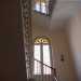 I gradini conducono al vano scala nel quale si aprono delle finestre ad arco con lunette ornate